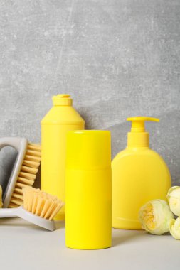 Çiçekli, paçavra ve deterjanlı lastik eldivenler