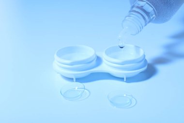 Mercek sıvısı olan gözler için kontak lensler