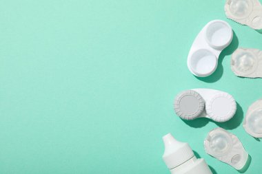 Gözler için kontakt lensler depolama konteynırı ile