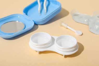 Depolama ve aksesuarları için konteynırı olan gözler için kontak lensler