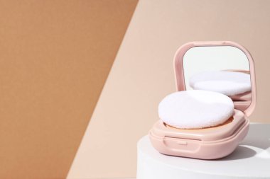 Bir şişe toz, açık renk, bej arka planda..