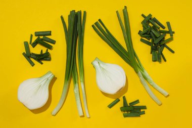 Taze soğan, taze sebze konsepti, taze çiğ yiyecek.