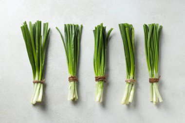 Taze soğan, taze sebze konsepti, taze çiğ yiyecek.