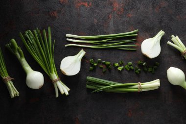 Taze soğan, taze sebze konsepti, taze çiğ yiyecek.