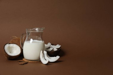 Hindistan cevizi sütü, lezzetli ve doğal içecek kavramı.