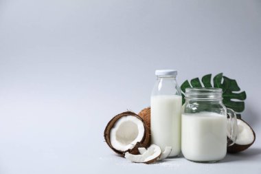 Hindistan cevizi sütü, lezzetli ve doğal içecek kavramı.