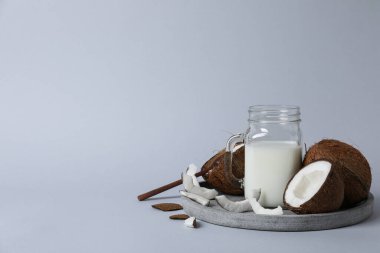 Hindistan cevizi sütü, lezzetli ve doğal içecek kavramı.