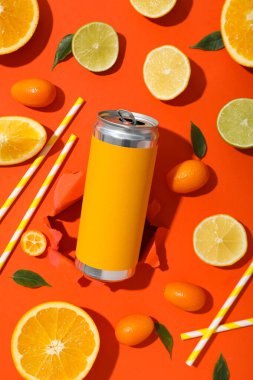 Teneke kutu, saman ve turuncu arka plan, üst görünüm