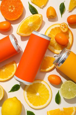 Beyaz arka planda teneke kutular ve turunçgil meyveleri, üst manzara