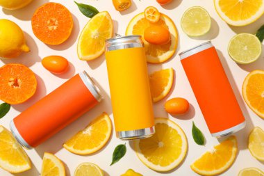 Beyaz arka planda teneke kutular ve turunçgil meyveleri, üst manzara