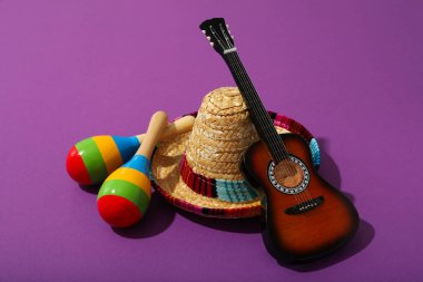 Dekoratif gitarlı Meksikalı sombrero.