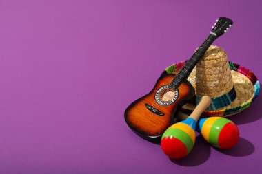 Dekoratif gitarlı Meksikalı sombrero.