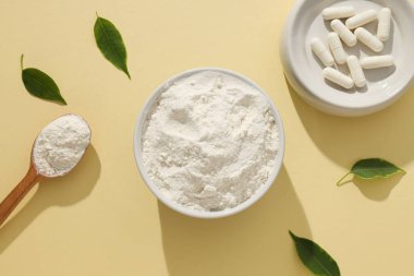 Tahta kaşıkla toz ve tabletlerde kolajen.