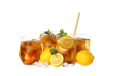 Beyaz arka planda izole edilmiş PNG, buzlu çay, limon ve buz küpleri.