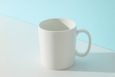 Hafif arka planda beyaz klasik kupa