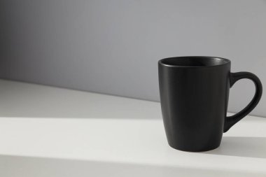 Açık arkaplanda siyah, güzel bir fincan.