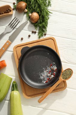 Yemek yapmak için bir tava, malzemelerle birlikte..