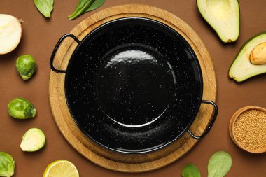 Yemek yapmak için bir tava, malzemelerle birlikte..