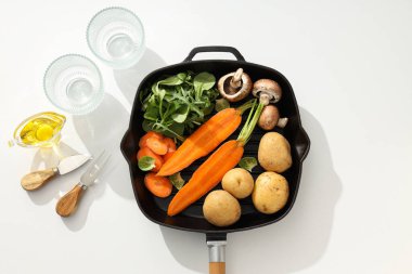 Yemek yapmak için bir tava, malzemelerle birlikte..