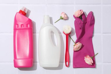 Hafif arka planda çiçekli deterjanlar