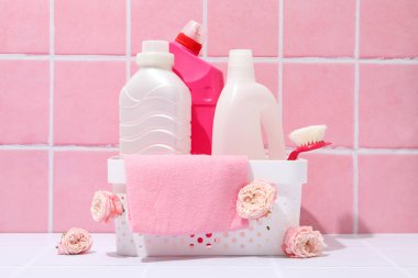 Pembe arka plandaki sepetteki Deterjanlar