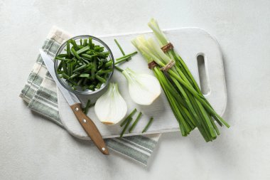 Taze soğan, taze sebze konsepti, taze çiğ yiyecek.