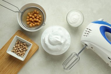 Nohut ve kremalı kaseler, arka planda mikser, üst manzara