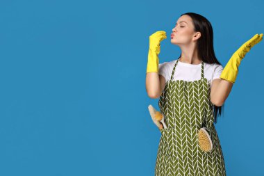 Lastik eldivenli, parlak bir geçmişi olan ev kadını..