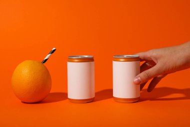 Teneke kutular, portakallar ve turuncu arka plan.