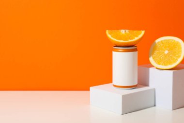 Portakal arka planında teneke ve turuncu, metin için boşluk