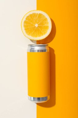 Teneke kutu ve turuncu, turuncu ve beyaz arka plan, üst görünüm