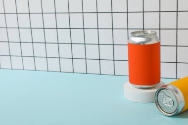 Açık arkaplanda mavi masadaki teneke kutular, metin için boşluk