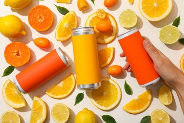 Teneke kutular, narenciye meyveleri ve beyaz arka plan, üst manzara.