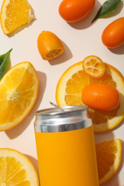 Beyaz arkaplanda teneke kutu ve portakallar, kapatın