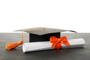PNG, diploma ve mezun şapkası, beyaz arka planda izole edilmiş..