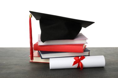 PNG, kitaplı mezun şapkası, beyaz arka planda izole edilmiş..