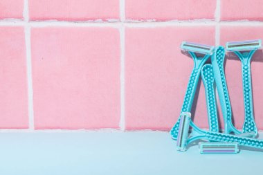 Pembe arka planda tıraş olmak için tıraş makinesi.