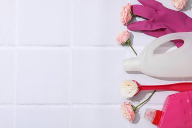 Hafif arka planda çiçekli deterjanlar