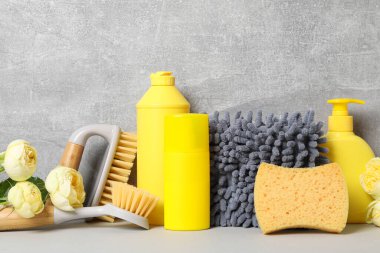 Çiçekli, paçavra ve deterjanlı lastik eldivenler