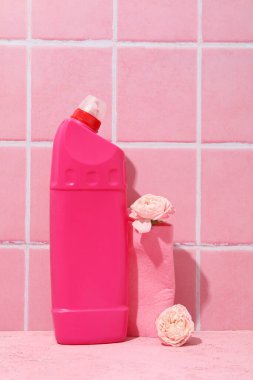 Pembe arka planda çiçekli Deterjanlar