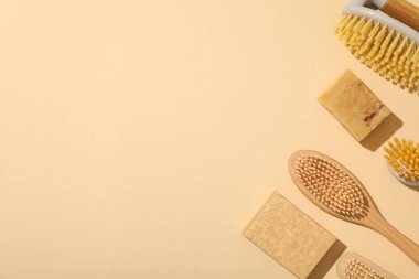 İki kalıp sabun, bej arkaplanda fırçalar, metin için boşluk
