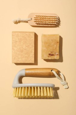 İki kalıp sabun, bej arka planda fırçalar, üst manzara.