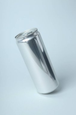 İçecekler için parlak teneke kutuların yakın görüntüsü