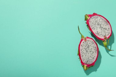 Mavi arka planda ejderha meyvesinin iki yarısı, metin için boşluk