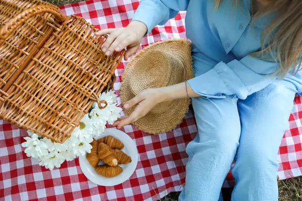 Ein Mädchen Auf Einem Picknick Mit Weidenkorb Und Croissants — Stockfoto