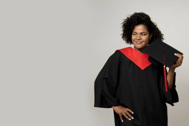 PNG, mezuniyet elbisesi giymiş bir kız, beyaz arka planda izole edilmiş.