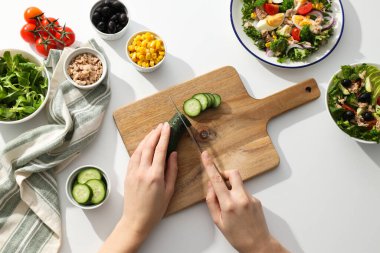 Hafif arka planda ton balıklı salata pişirmek.