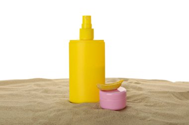 PNG, kumdaki güneş kremi, beyaz arkaplanda izole edilmiş..