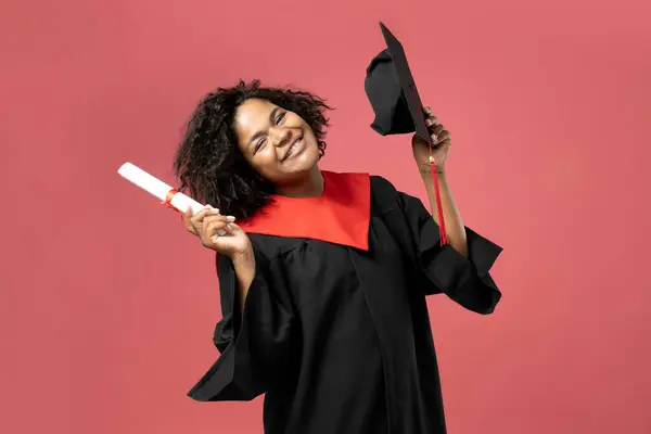 Una Joven Afroamericana Con Uniforme Graduación — Foto de Stock