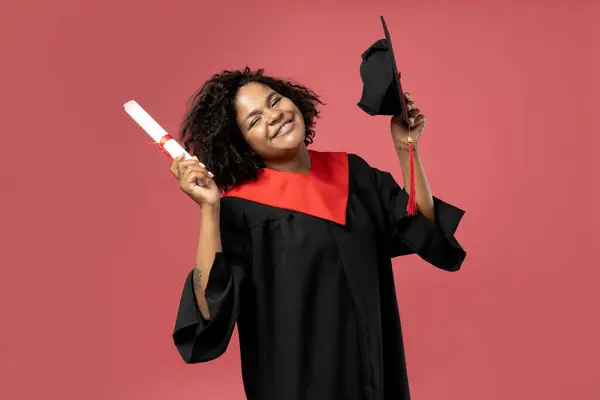 Una Joven Afroamericana Con Uniforme Graduación —  Fotos de Stock